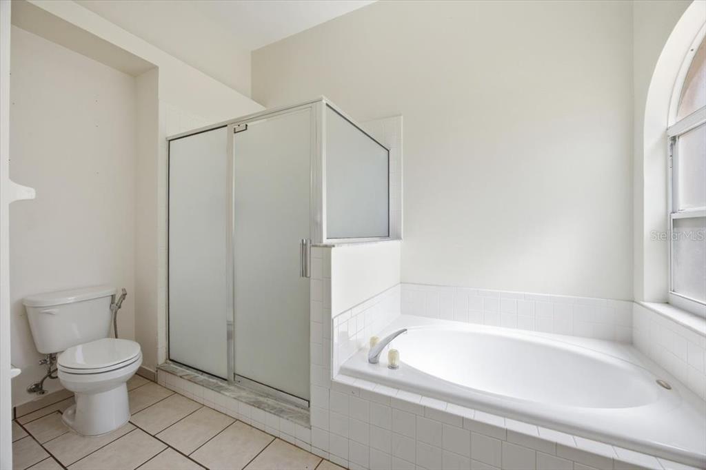 364 Nevada Loop Road Davenport, FL 33897 - Photo 21 of 26 a bathroom with a toilet and a bathtub