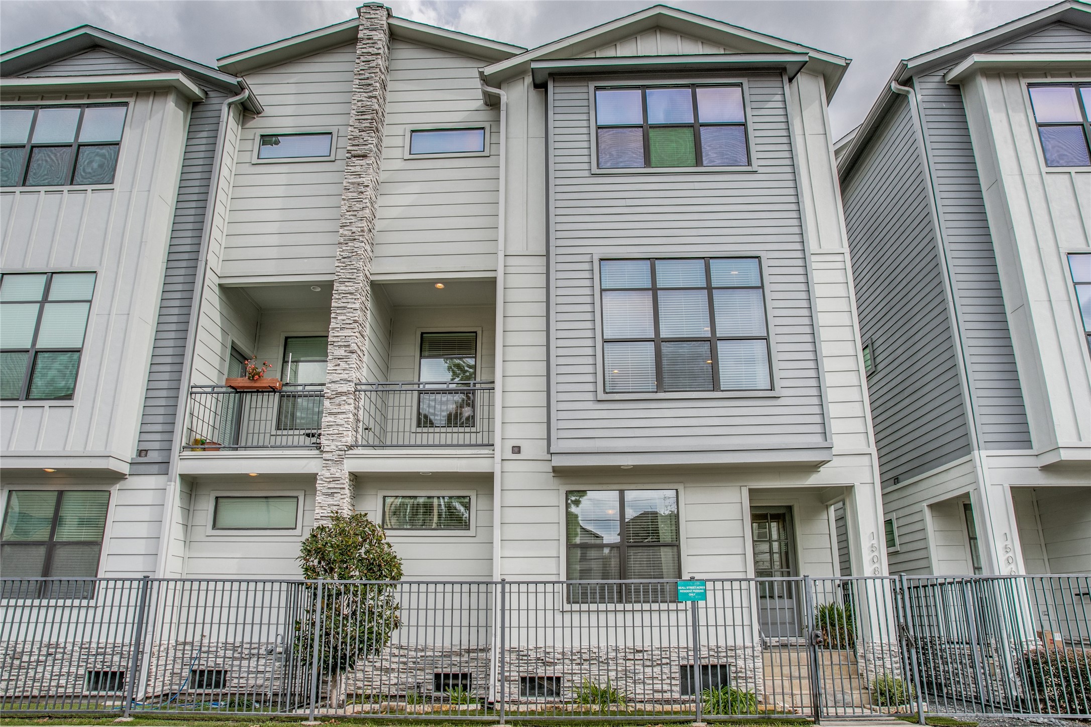 1508 Beall Street Houston, TX 77008 - Photo 1 of 38 a view of a house