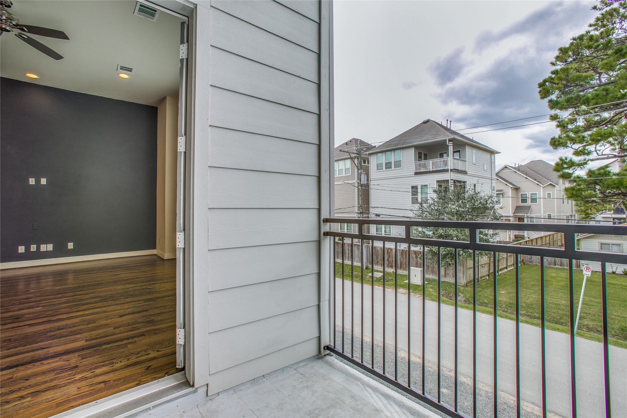 1508 Beall Street Houston, TX 77008 - Photo 23 of 38 a view of a balcony