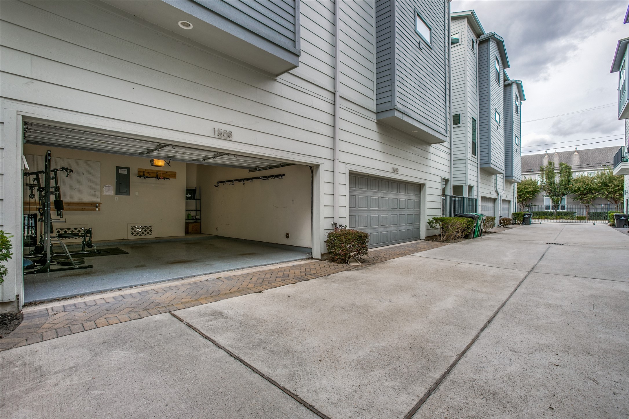 1508 Beall Street Houston, TX 77008 - Photo 37 of 38 a view of a car garage