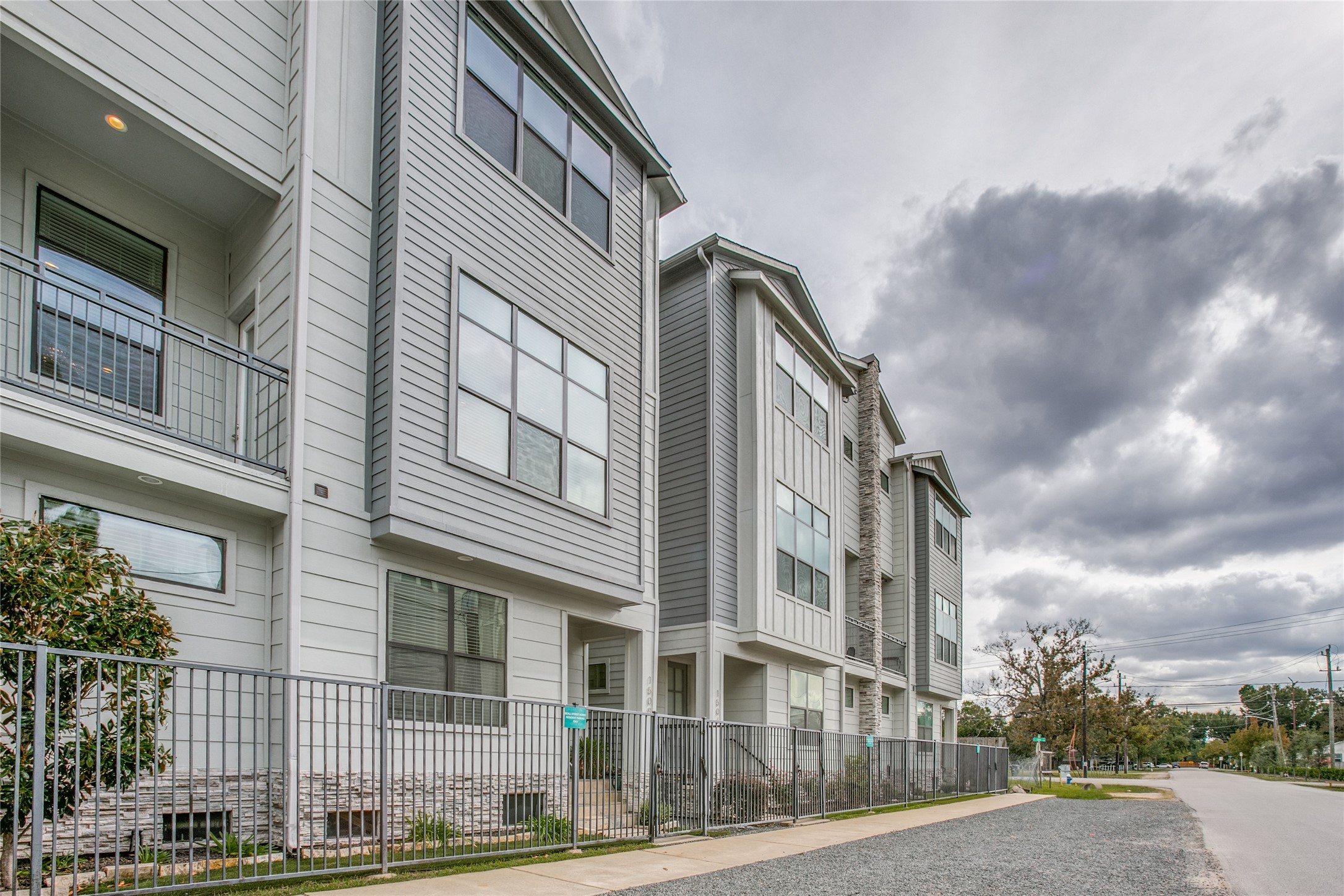 1508 Beall Street Houston, TX 77008 - Photo 38 of 38 a front view of a multi story building