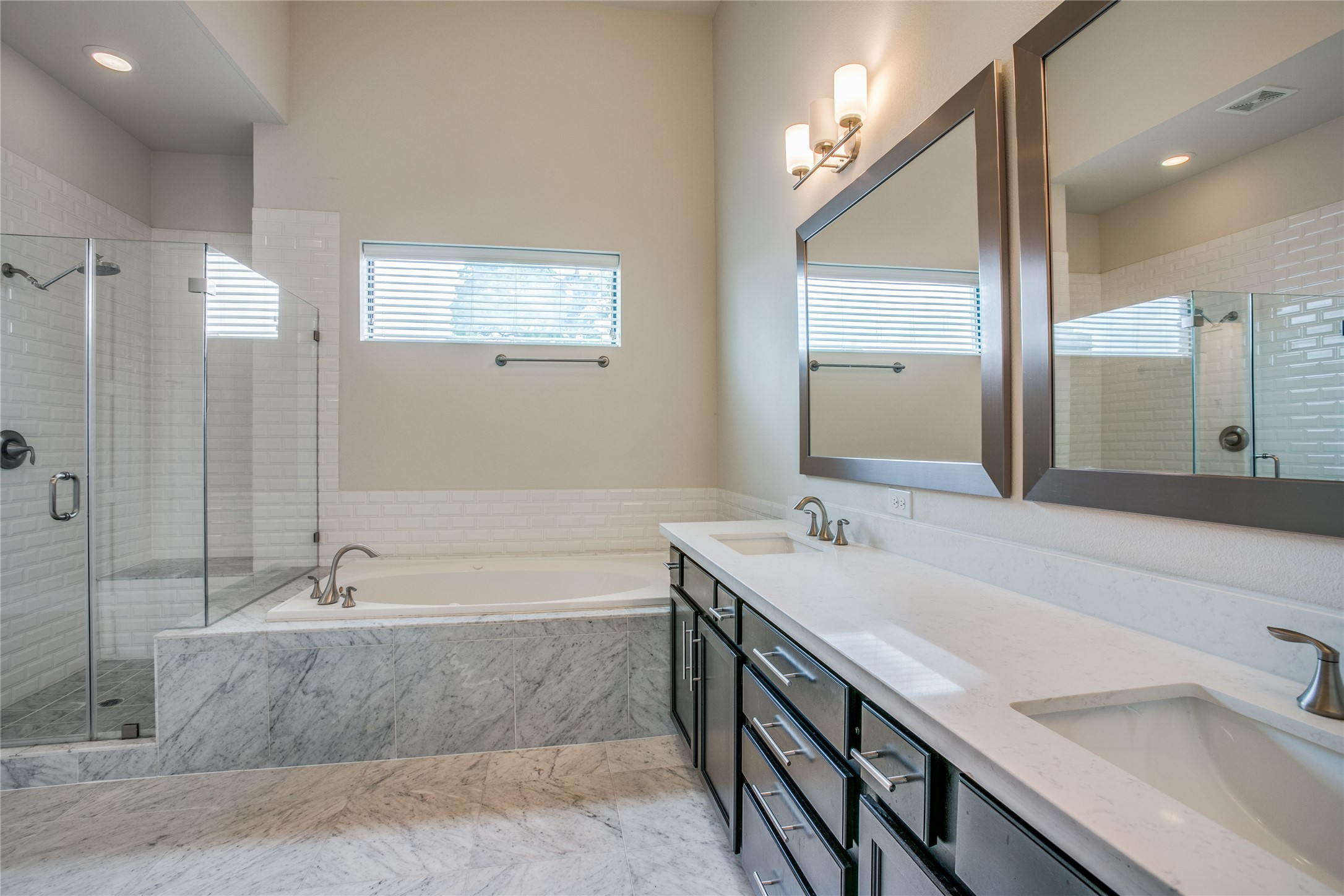 1508 Beall Street Houston, TX 77008 - Photo 5 of 38 a bathroom with a tub a sink and mirror
