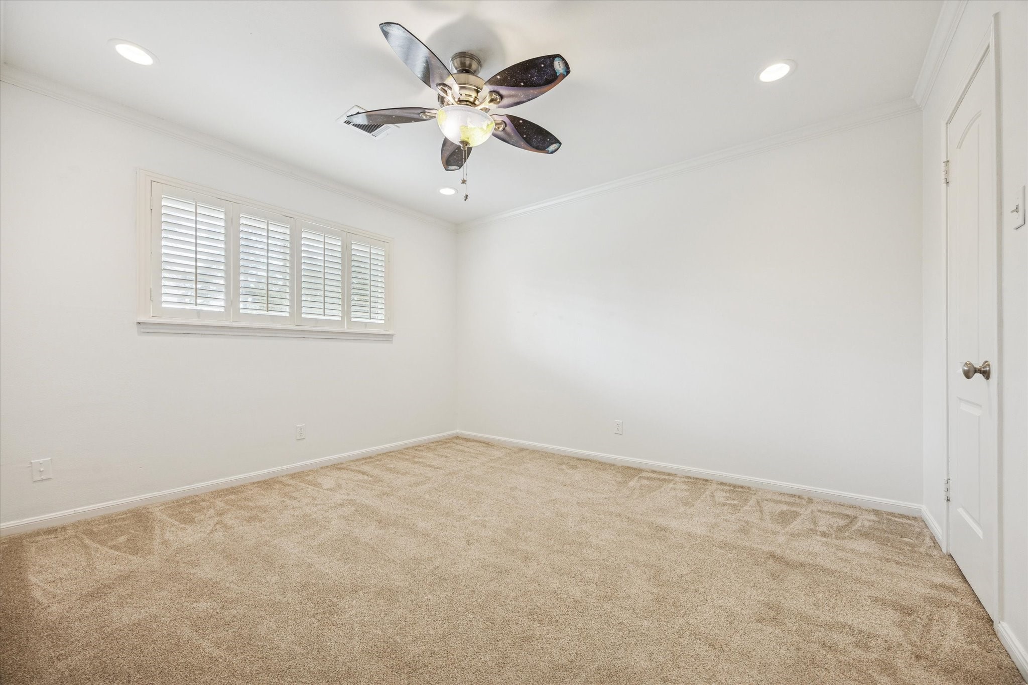 13403 Taylorcrest Road Houston, TX 77079 - Photo 19 of 38 an empty room with a window and a fan