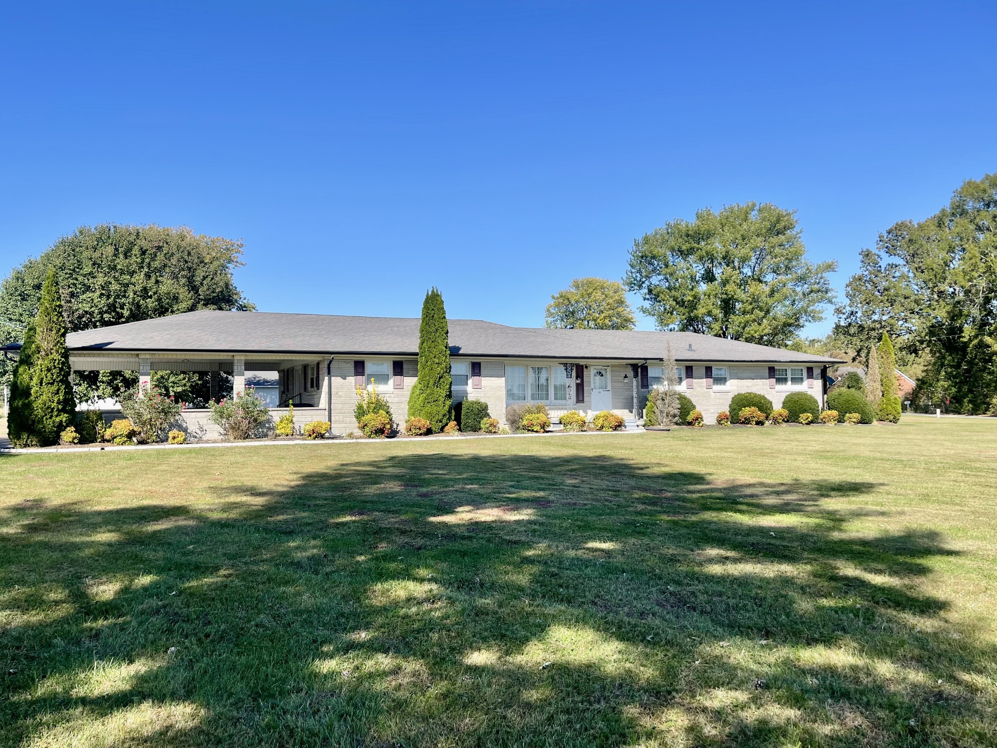 858 Ethridge Red Hill Road Lawrenceburg, TN 38464 - Photo 1 of 46 a front view of a house with a garden