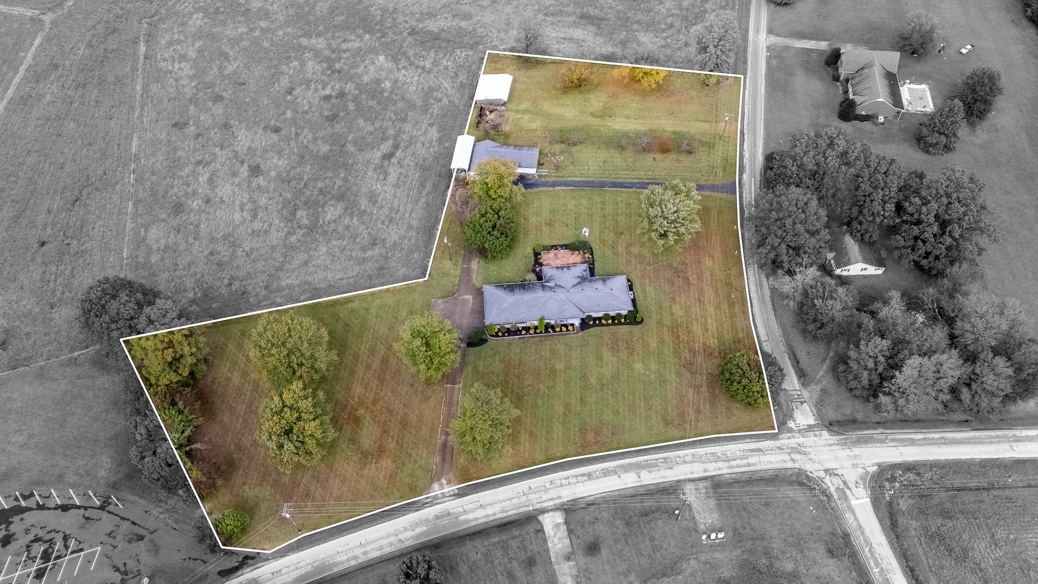 858 Ethridge Red Hill Road Lawrenceburg, TN 38464 - Photo 8 of 46 a view of a painting on the wall