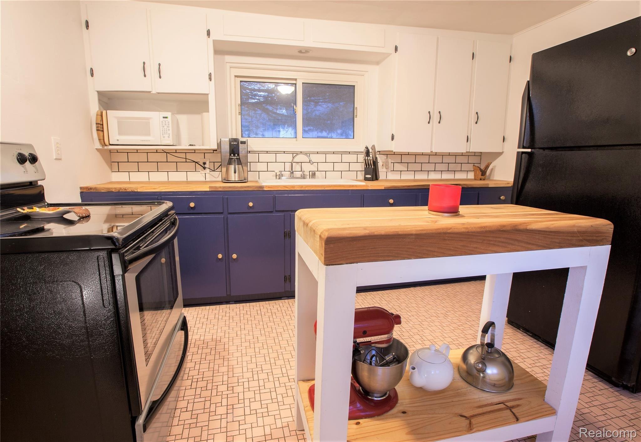 6372 Denton Road Belleville, MI 48111 - Photo 11 of 27 10 Kitchen.jpg
