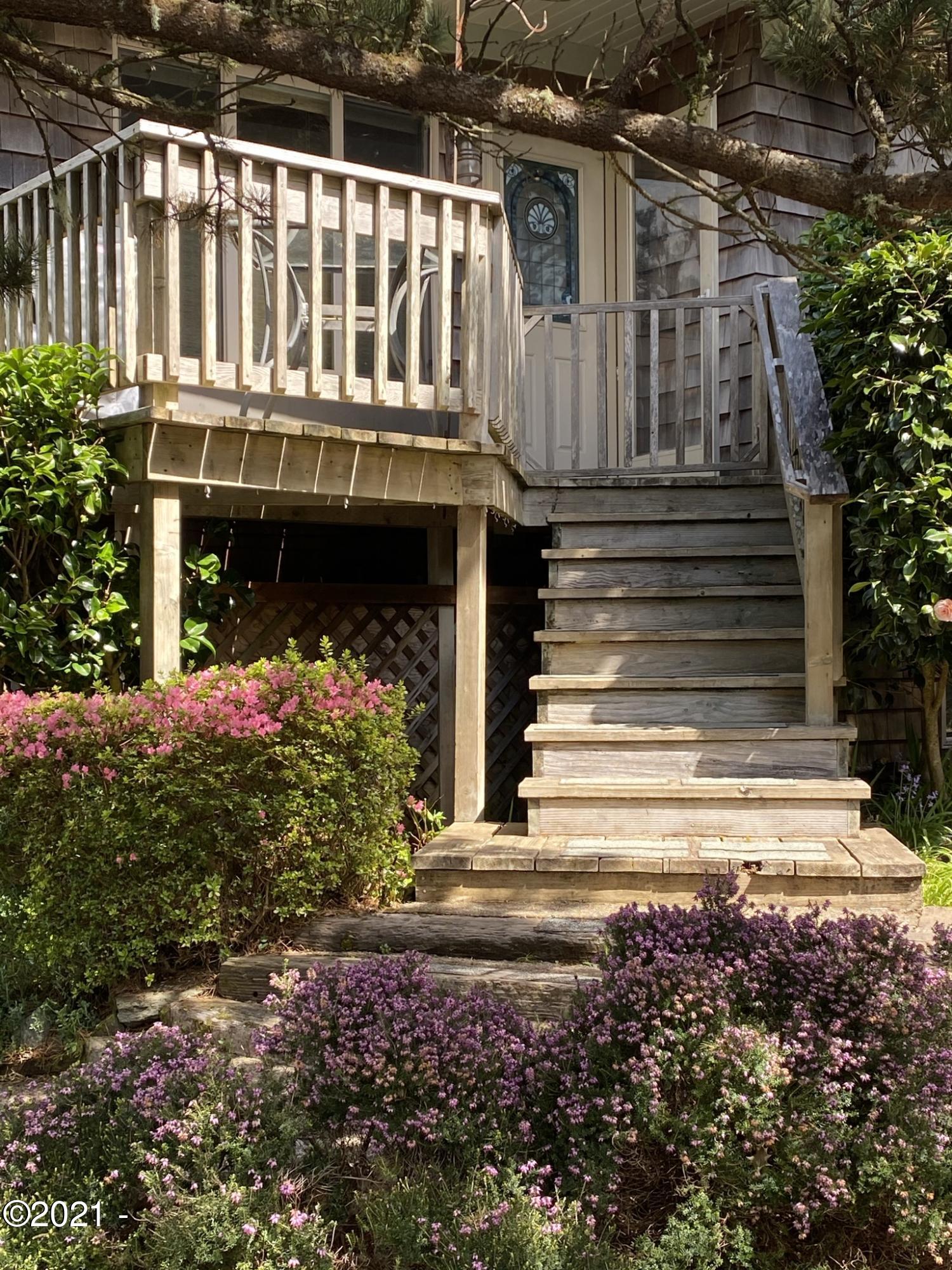17 Shell Street Yachats, OR 97498 - Photo 9 of 63 Stairs to Kitchen and deck