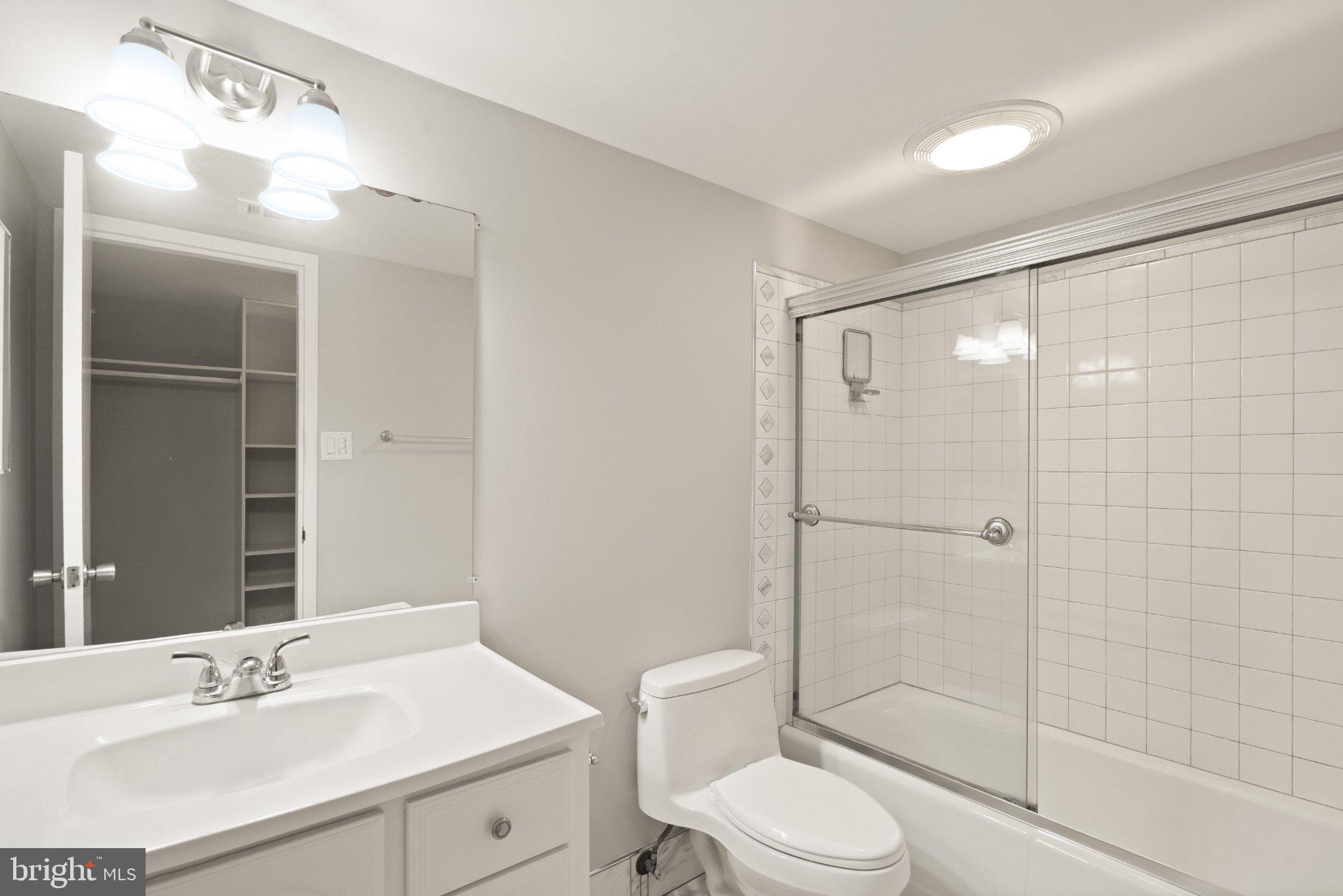 1414 Northgate Square, Unit 14/1B Reston, VA 20190 - Photo 24 of 49 Primary bath