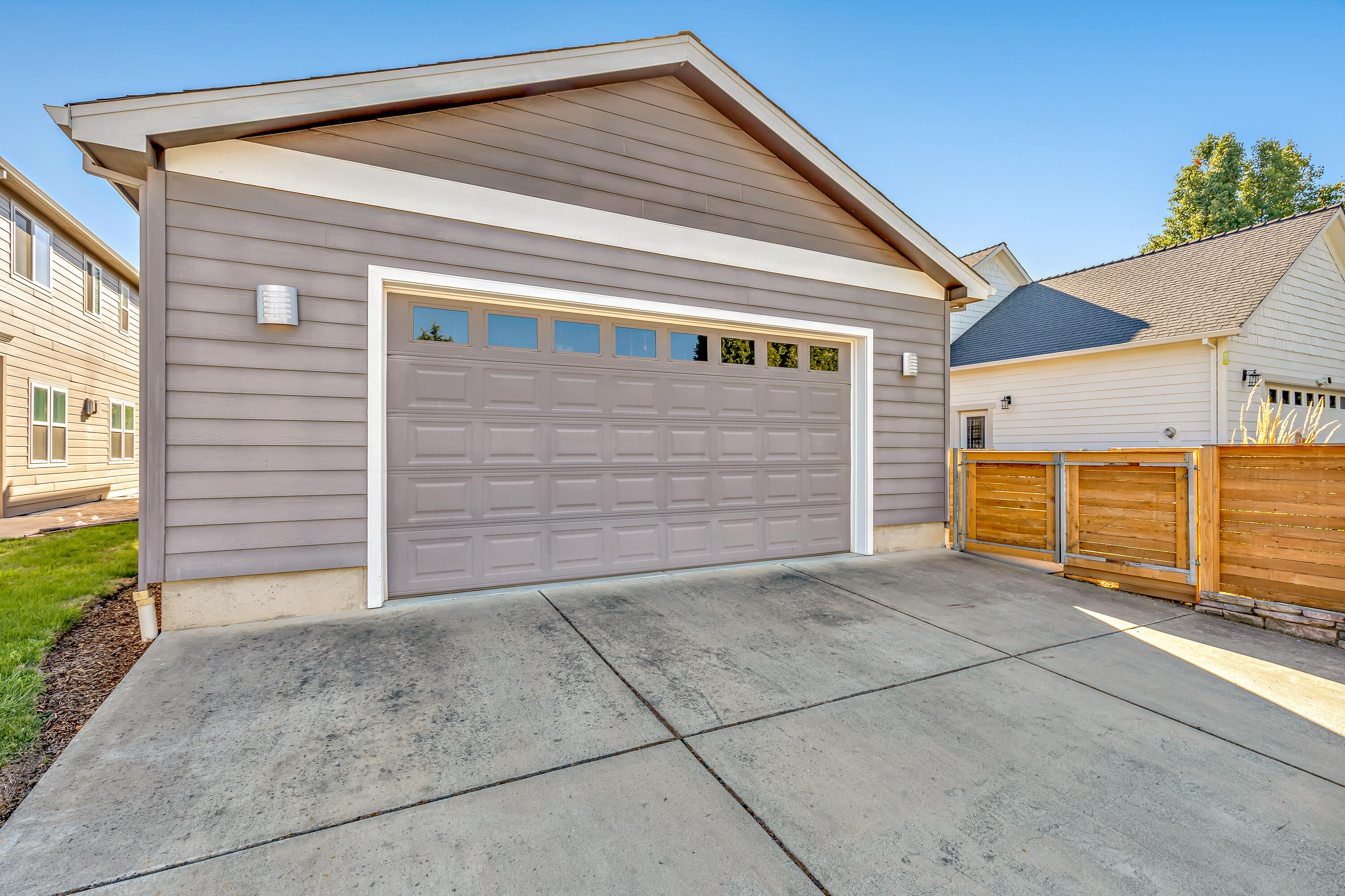 1019 Rustler Peak Street Central Point, OR 97502 - Photo 27 of 34 25
