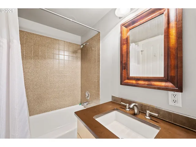 $357,900 | 2211 Southwest Park Place, Unit 803, Portland, OR 97205