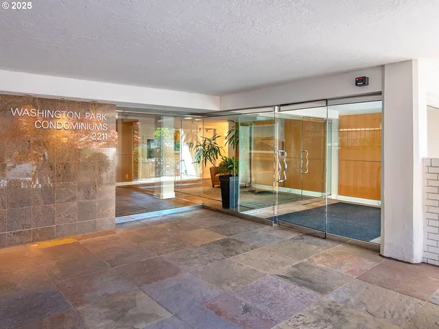 $357,900 | 2211 Southwest Park Place, Unit 803, Portland, OR 97205