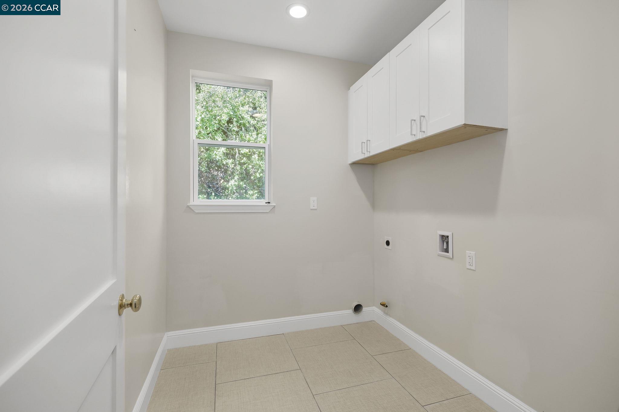 208 Valley View Place El Sobrante, CA 94803 - Photo 19 of 31 a view of room with window