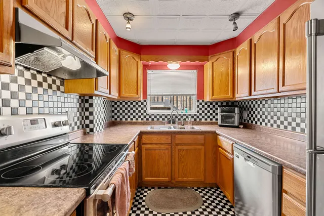 $650,000 | 374 Bartlett Street, Manchester, NH 03102