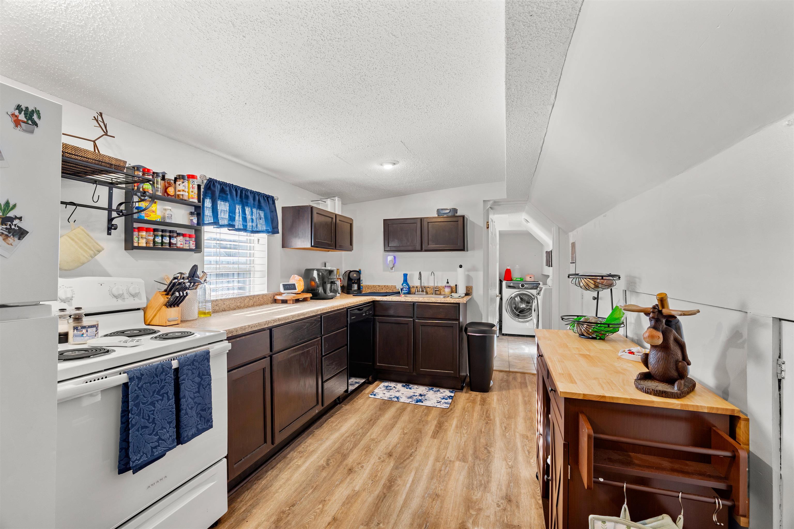 374 Bartlett Street Manchester, NH 03102 - Photo 7 of 44