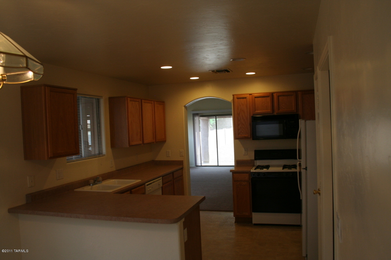 8383 East Sarnoff Ridge Loop Tucson, AZ 85710 - Photo 6 of 17