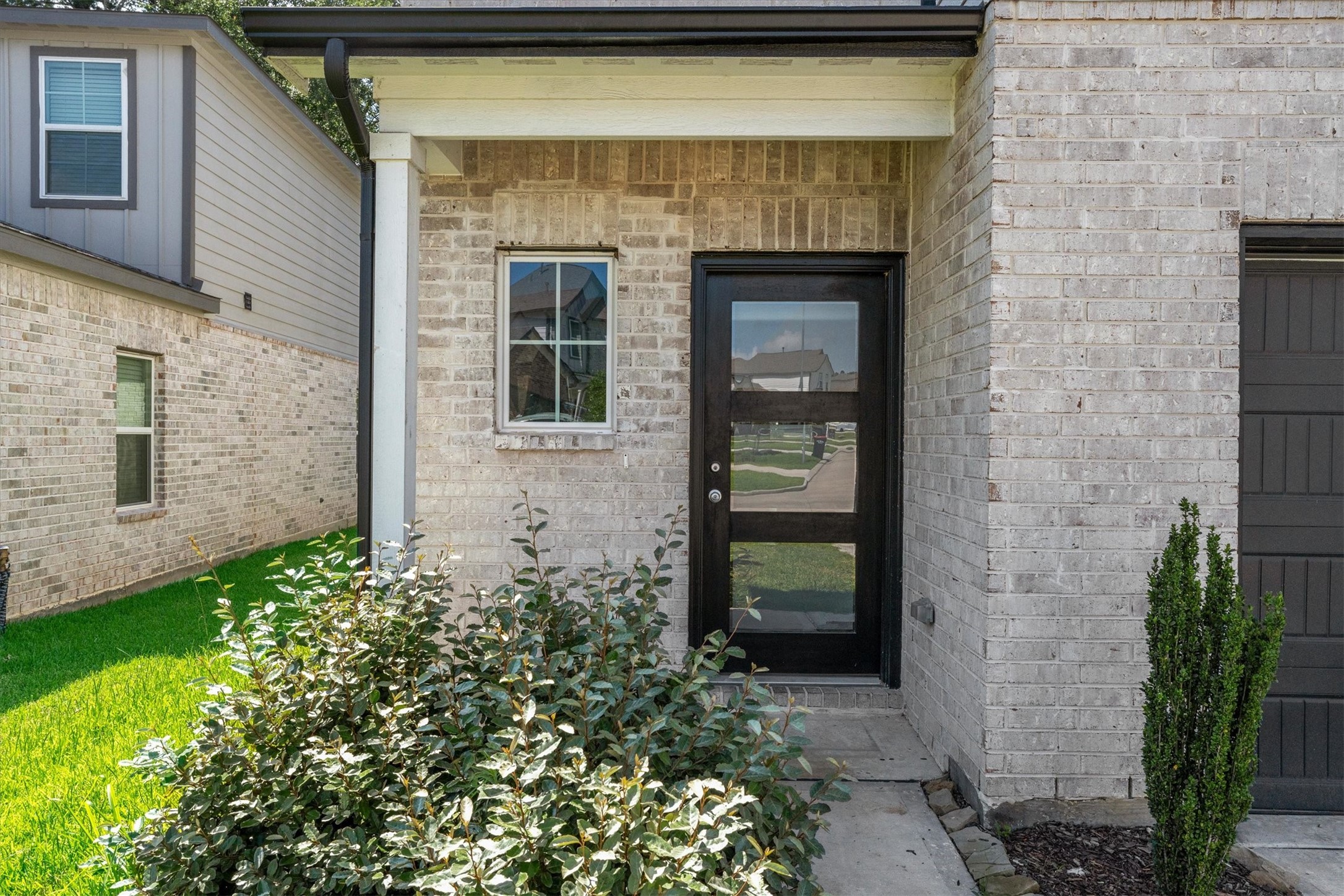 39 Courageous Side Way Magnolia, TX 77354 - Photo 2 of 44 The open-concept layout features the main living areas, creating a clean, modern, and low-maintenance feel.