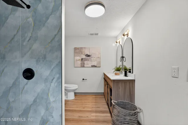 a view of a house with backyard and garden