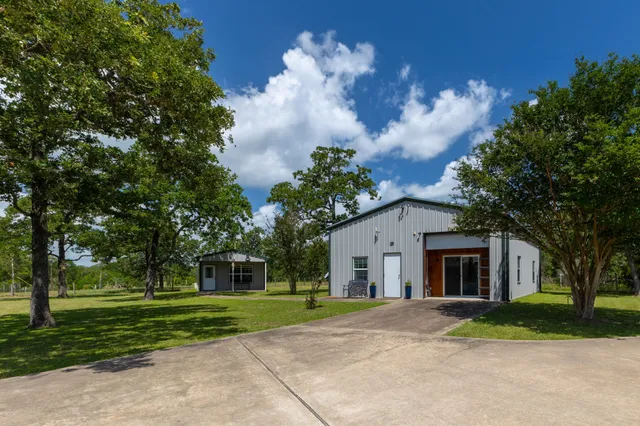 $2,100 | 1072 Papenberg Road, Columbus, TX 78934