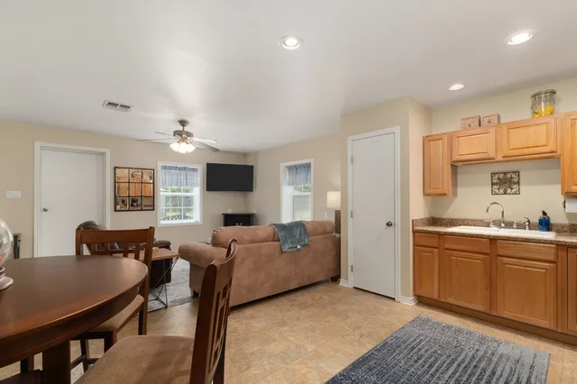 $2,100 | 1072 Papenberg Road, Columbus, TX 78934