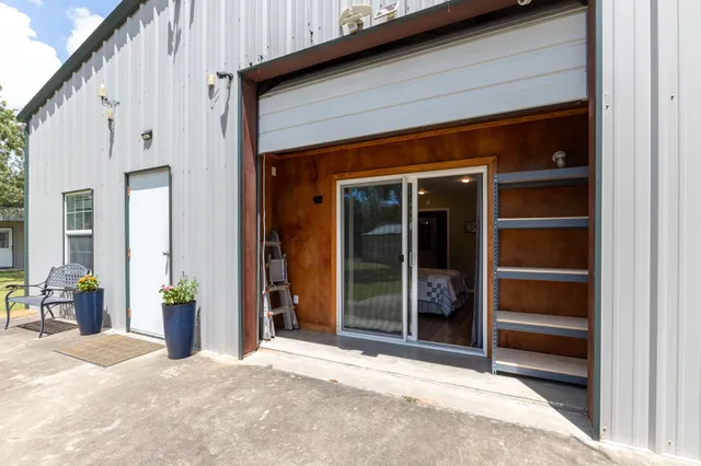 $2,100 | 1072 Papenberg Road, Columbus, TX 78934