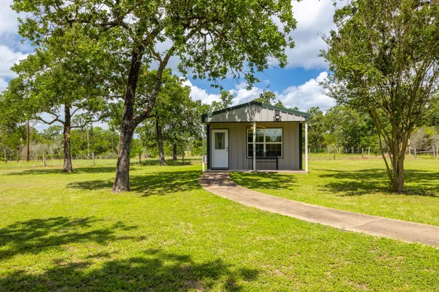 $2,100 | 1072 Papenberg Road, Columbus, TX 78934