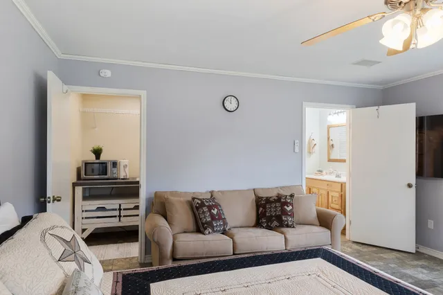 $2,100 | 1072 Papenberg Road, Columbus, TX 78934