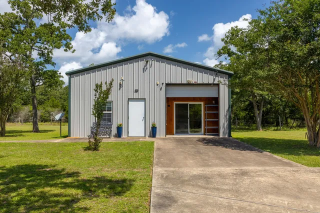 $2,100 | 1072 Papenberg Road, Columbus, TX 78934