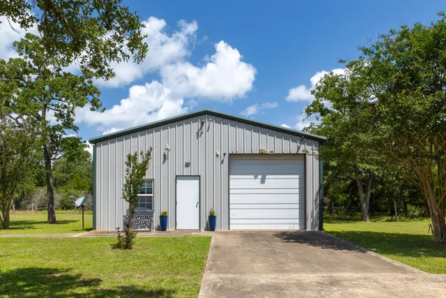$2,100 | 1072 Papenberg Road, Columbus, TX 78934