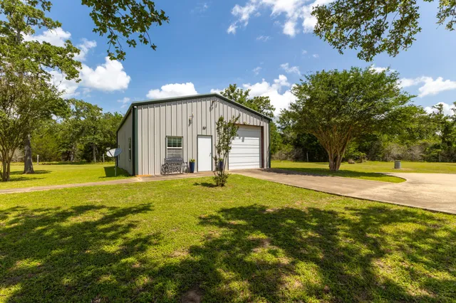 $2,100 | 1072 Papenberg Road, Columbus, TX 78934