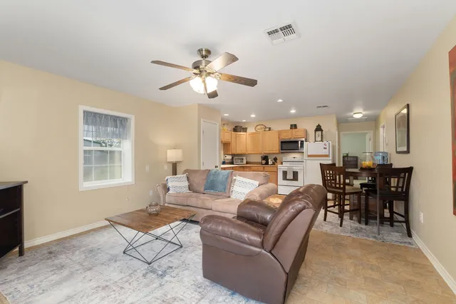 $2,100 | 1072 Papenberg Road, Columbus, TX 78934