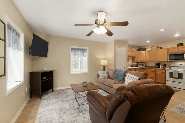 $2,100 | 1072 Papenberg Road, Columbus, TX 78934