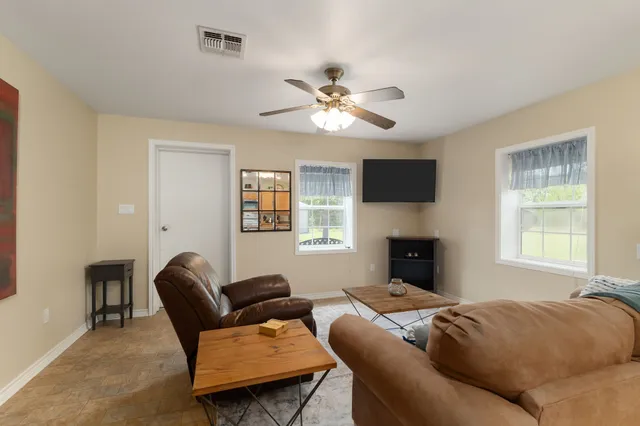 $2,100 | 1072 Papenberg Road, Columbus, TX 78934