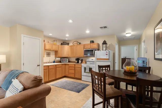 $2,100 | 1072 Papenberg Road, Columbus, TX 78934