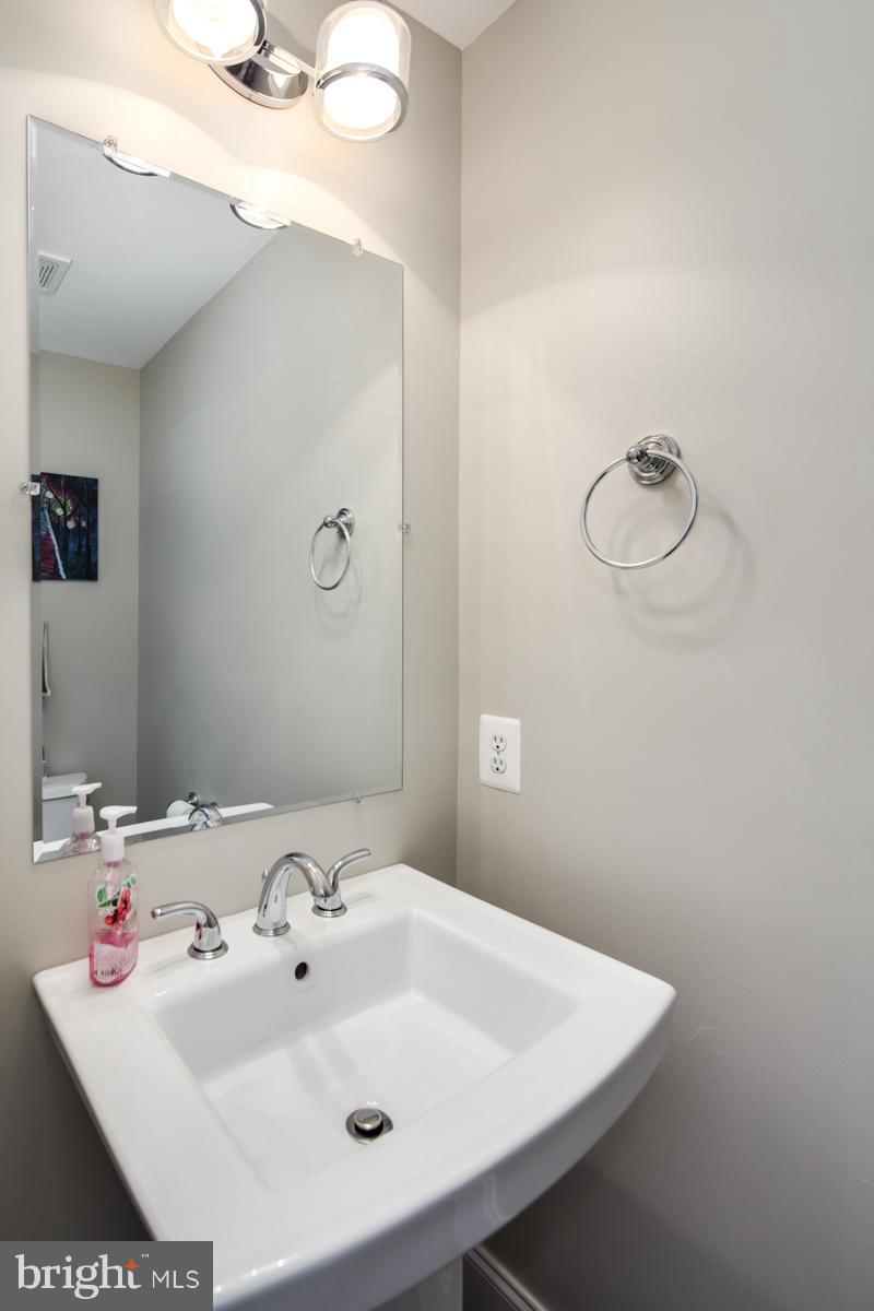 724 Roxboro Place Northwest Washington, DC 20011 - Photo 13 of 29 Bath
