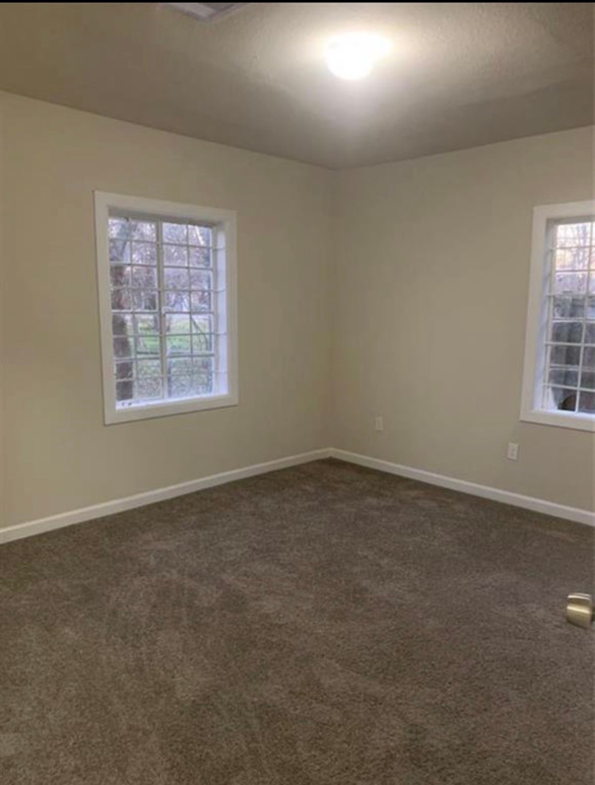 324 Delaware Street, Unit B Houston, TX 77029 - Photo 12 of 15 an empty room with a window