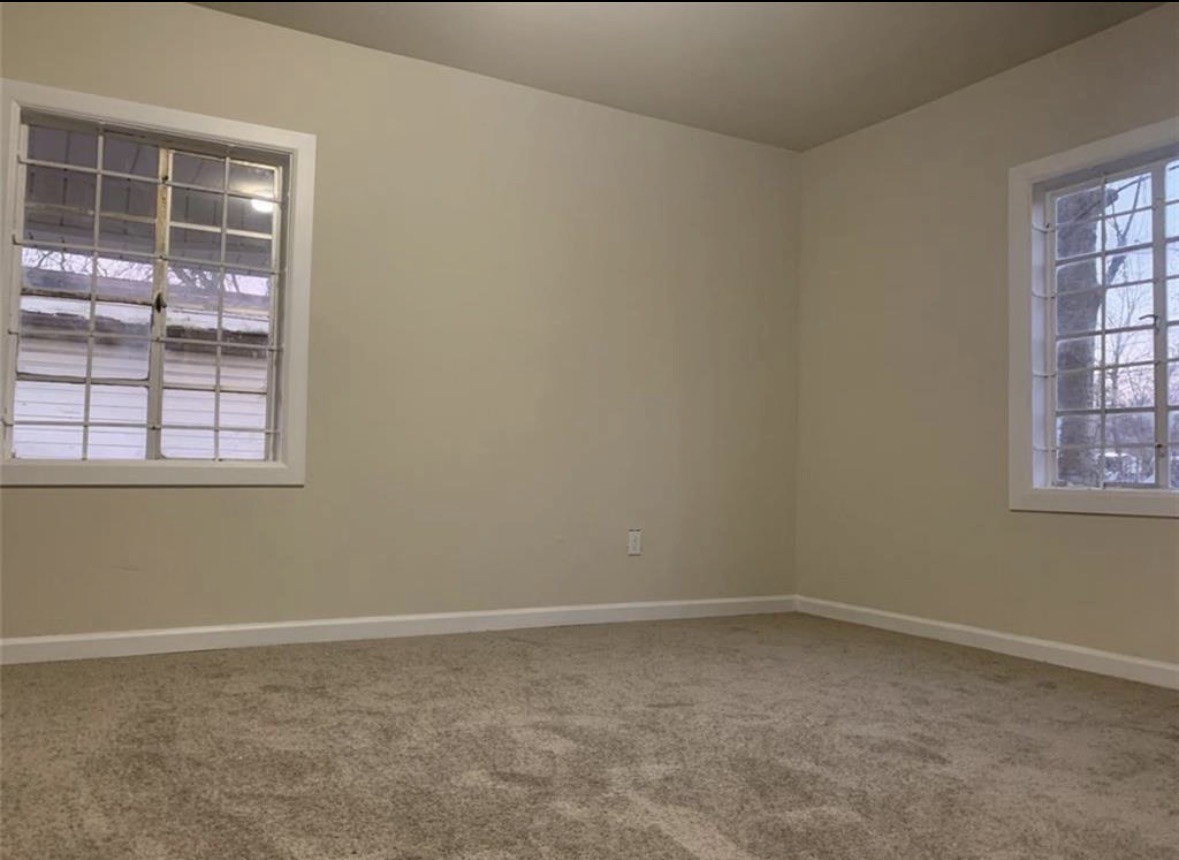 324 Delaware Street, Unit B Houston, TX 77029 - Photo 10 of 15 an empty room with a window