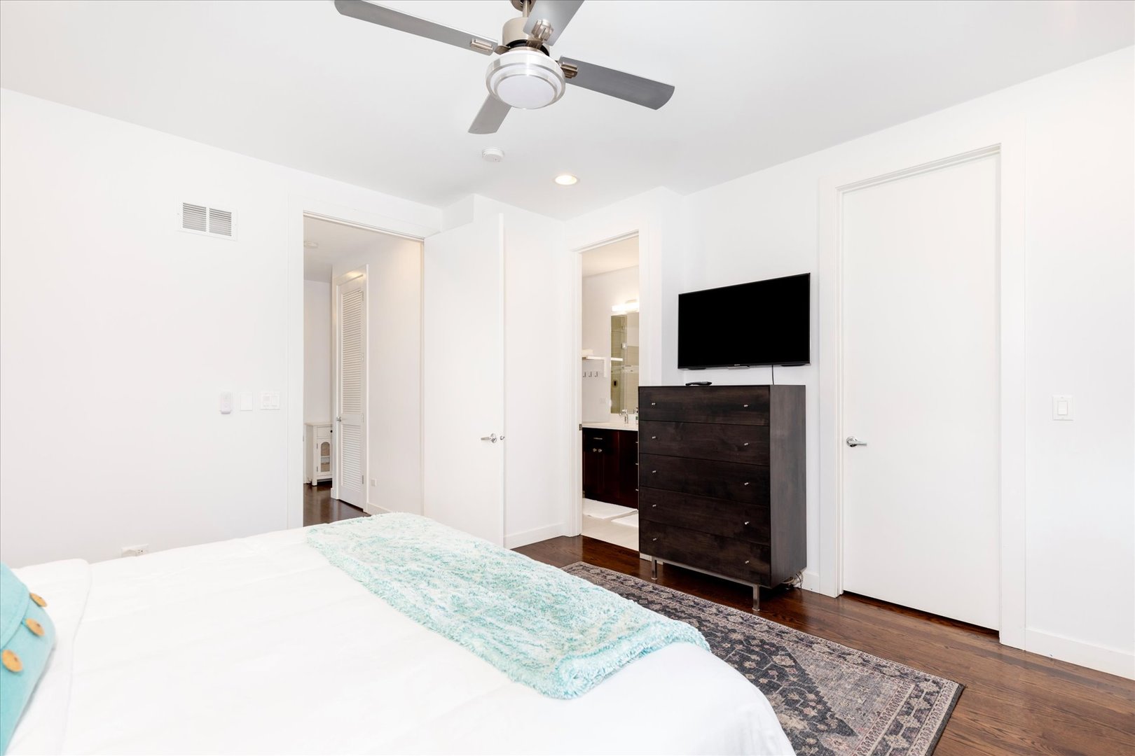 103 Home Avenue Oak Park, IL 60302 - Photo 21 of 33 a bedroom with a bed and a flat screen tv