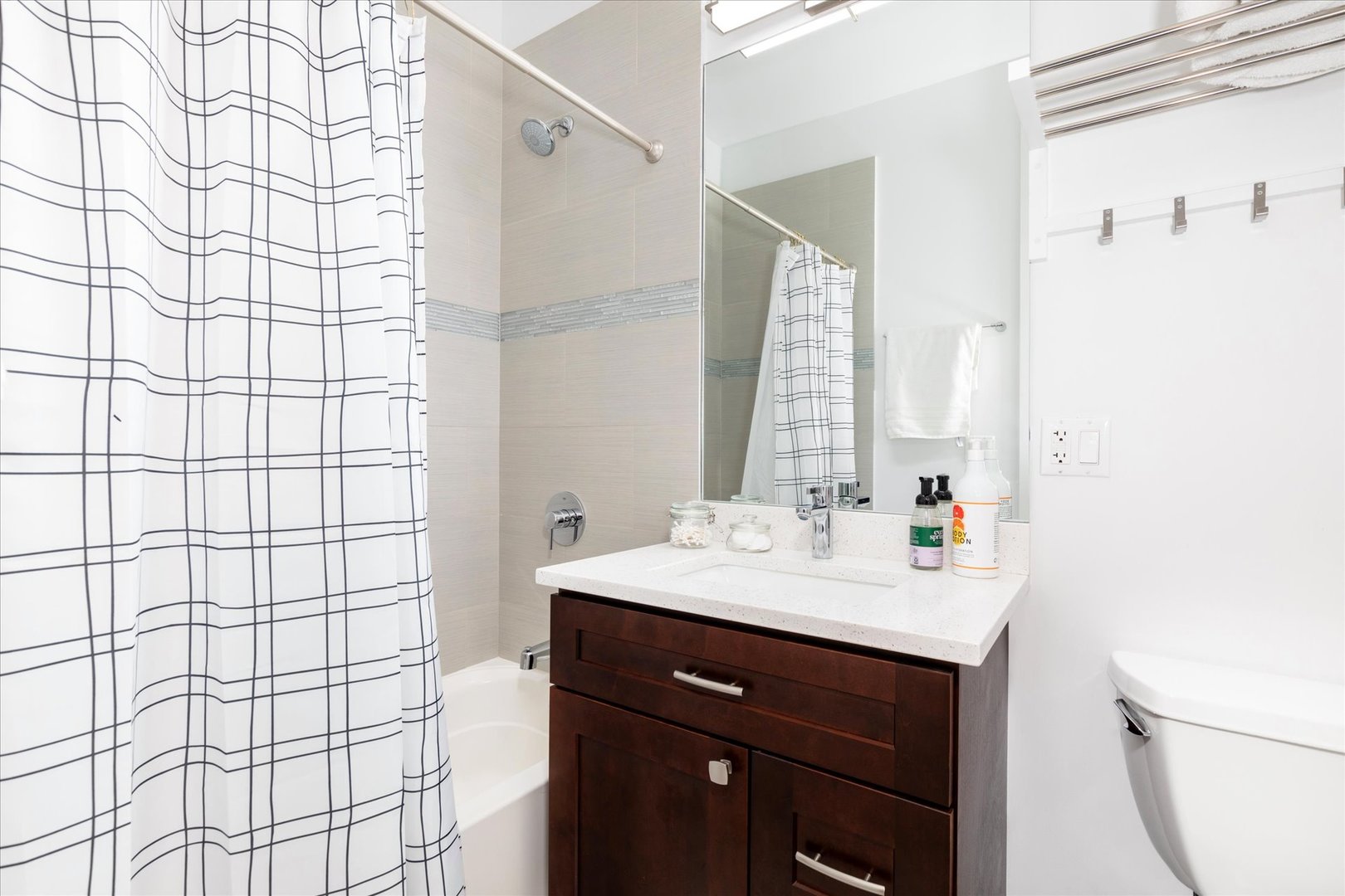 103 Home Avenue Oak Park, IL 60302 - Photo 25 of 33 a bathroom with a sink and a mirror