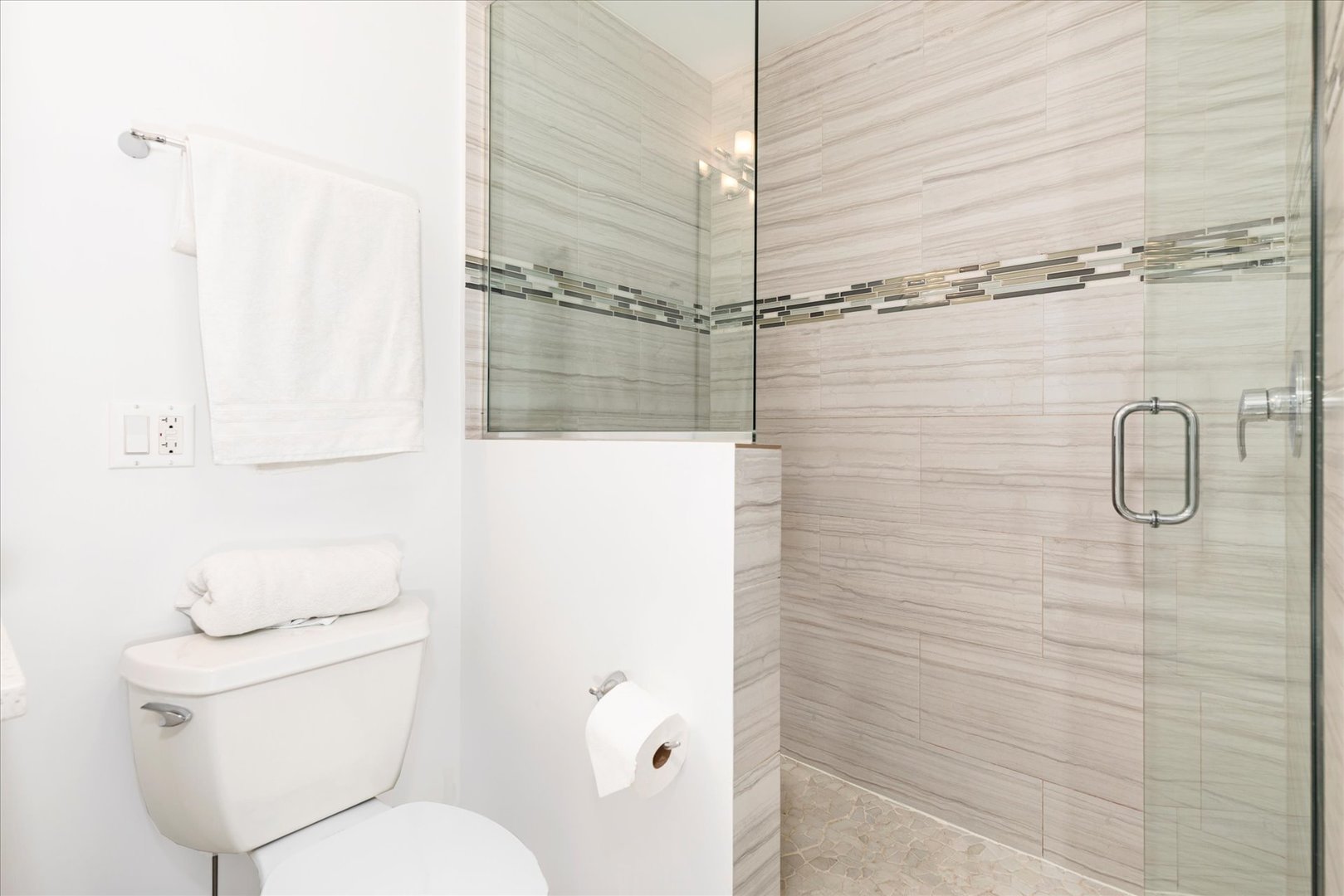 103 Home Avenue Oak Park, IL 60302 - Photo 7 of 33 a bathroom with a toilet and a shower