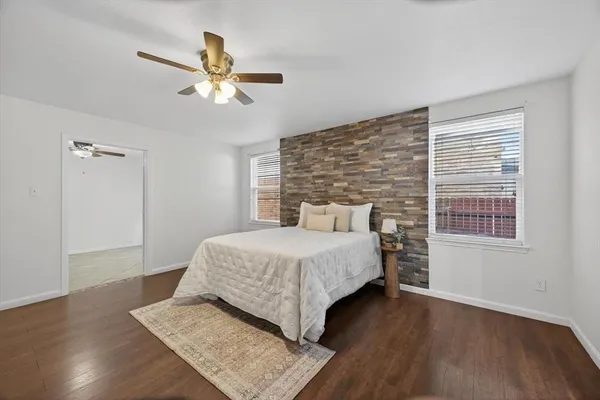 a view of livingroom with furniture