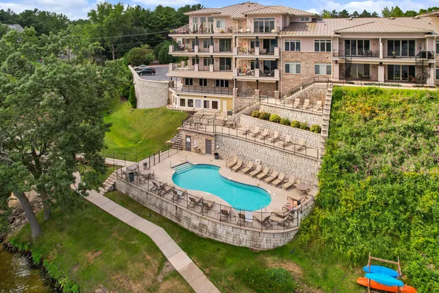 $180,000 | 680 East Hiawatha Drive, Unit 401, Wisconsin Dells, WI 53965
