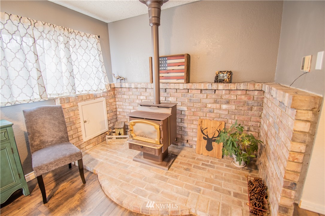 759 Southwest 20th Street Chehalis, WA 98532 - Photo 14 of 21 a room with a chair and a table