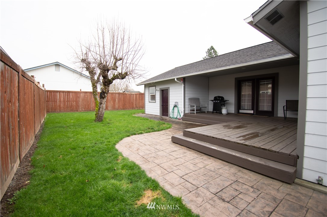 759 Southwest 20th Street Chehalis, WA 98532 - Photo 7 of 21 a front view of a house with garden