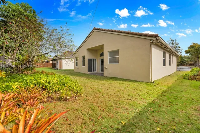 a view of a house with a yard