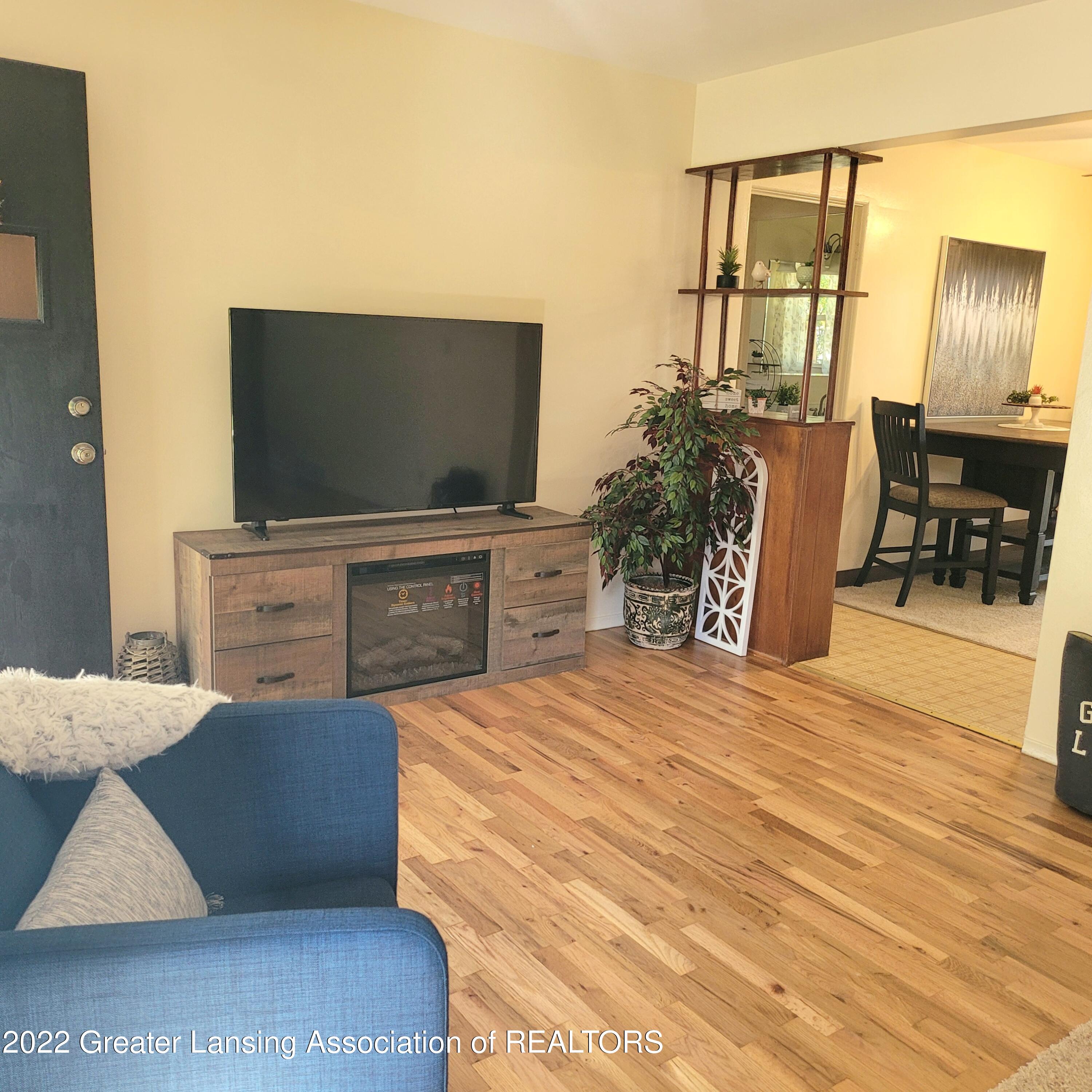 2292 Washington Road Lansing, MI 48911 - Photo 21 of 44 Living Room