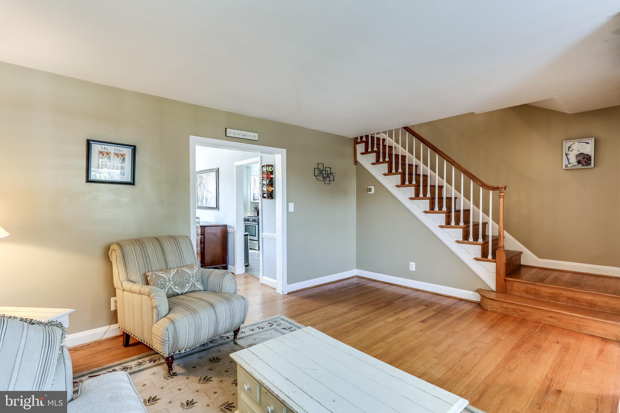 402 Stratford Road Baltimore, MD 21228 - Photo 5 of 25 Living Room