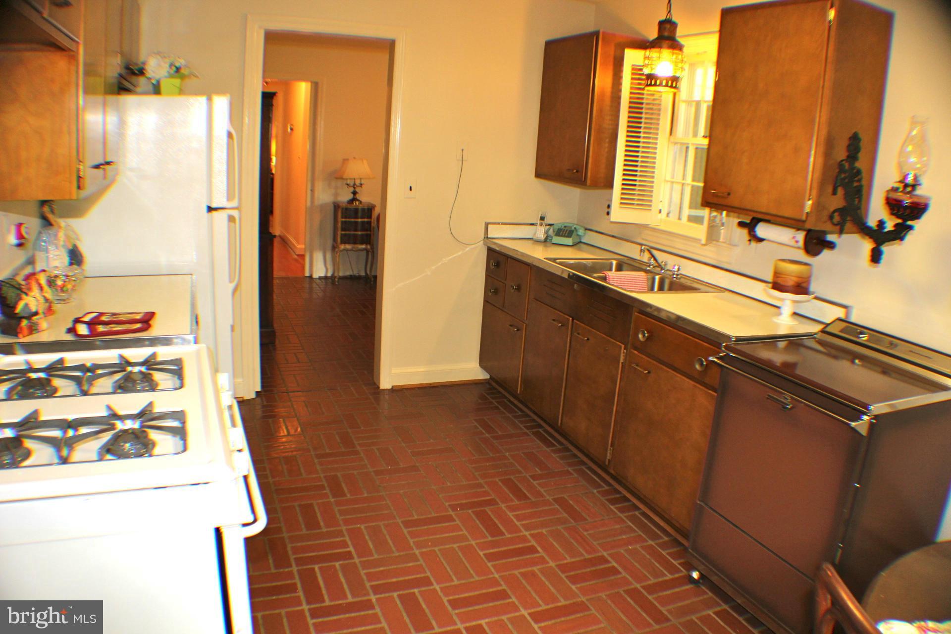 279 Dover Road Warrenton, VA 20186 - Photo 9 of 30 Kitchen with Table space & window over sink