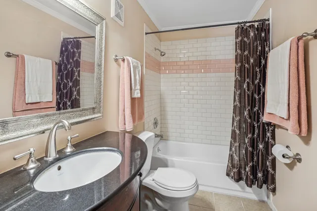 $164,755 | 112 Mullingar Court, Unit 1C, Schaumburg, IL 60193