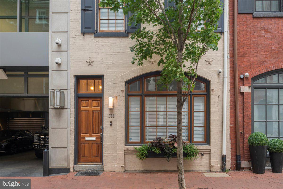 1708 Rittenhouse Square Philadelphia, PA 19103 - Photo 3 of 35