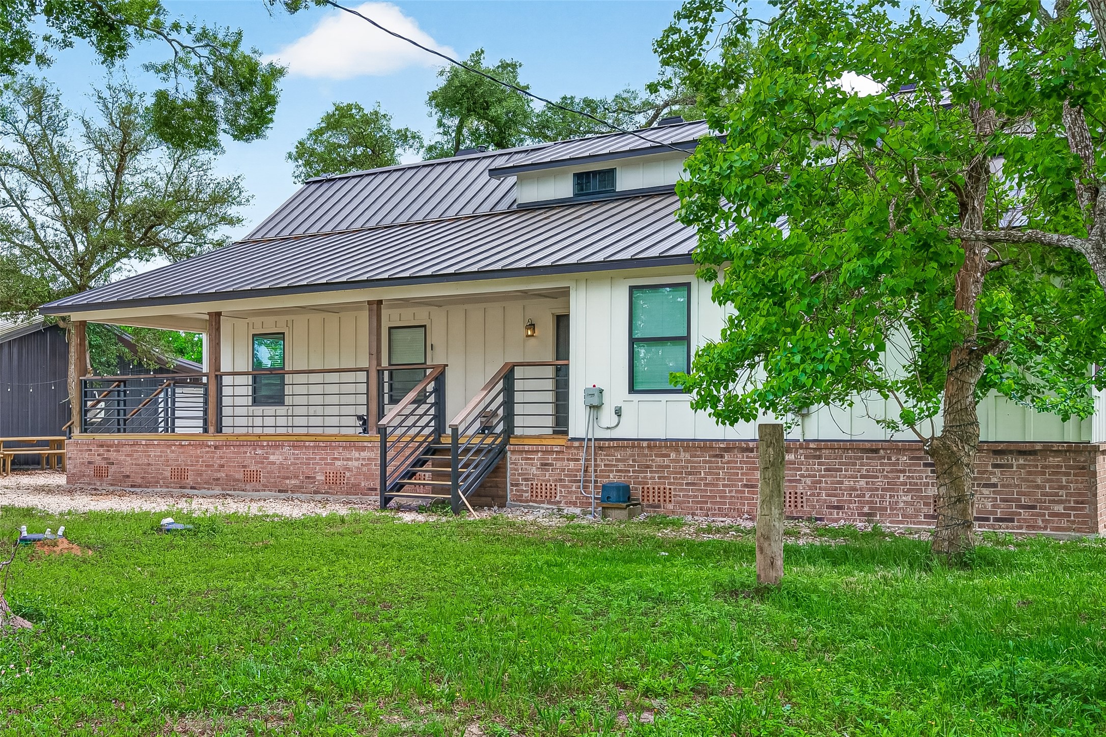 803 County Road 772 Damon, TX 77430 - Photo 4 of 50 a front view of house with a garden